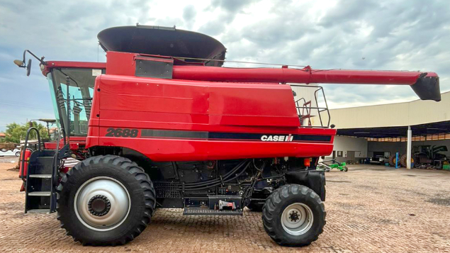 LOTE 13 - COLHEITADEIRA 2688 E PLATAFORMA 30 PÉS CASE ANO 2014/2015
