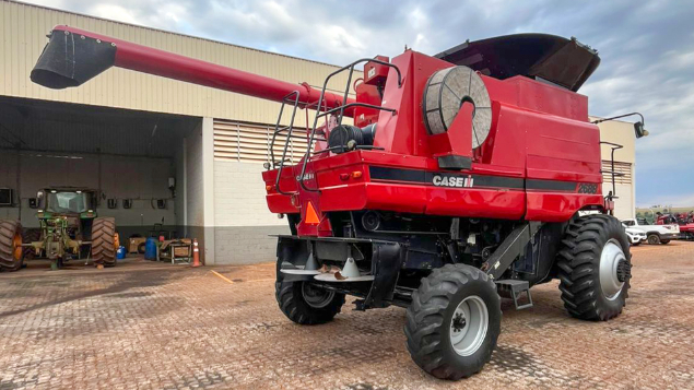 LOTE 13 - COLHEITADEIRA 2688 E PLATAFORMA 30 PÉS CASE ANO 2014/2015