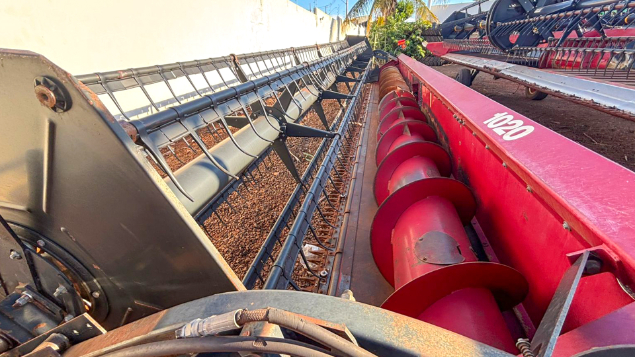 LOTE 13 - COLHEITADEIRA 2688 E PLATAFORMA 30 PÉS CASE ANO 2014/2015