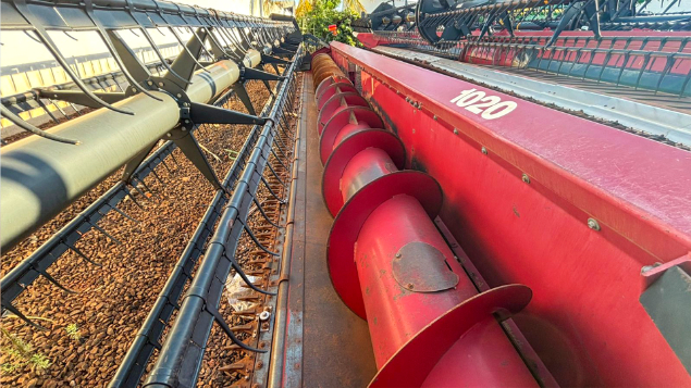 LOTE 13 - COLHEITADEIRA 2688 E PLATAFORMA 30 PÉS CASE ANO 2014/2015