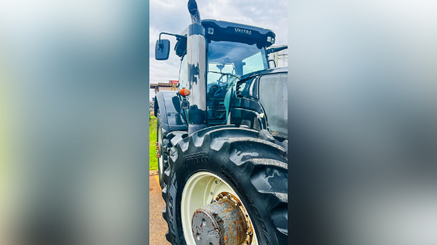 LOTE 38 - TRATOR VALTRA 353 ANO 2015