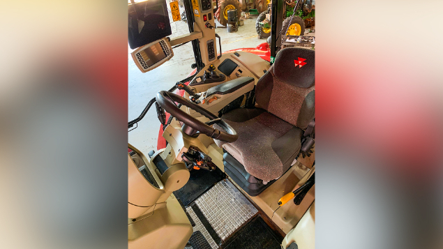 LOTE 43 - TRATOR MASSEY MF7725 DYNA-6 ANO 2021