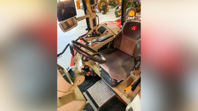 LOTE 44 - TRATOR MASSEY MF7725 DYNA-6 ANO 2021