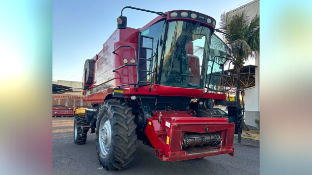 LOTE 14 - COLHEITADEIRA 2688 E PLATAFORMA 30 PÉS CASE ANO 2014/2013