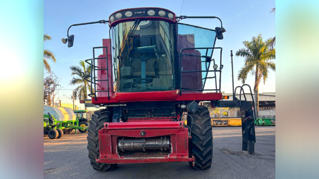 LOTE 14 - COLHEITADEIRA 2688 E PLATAFORMA 30 PÉS CASE ANO 2014/2013