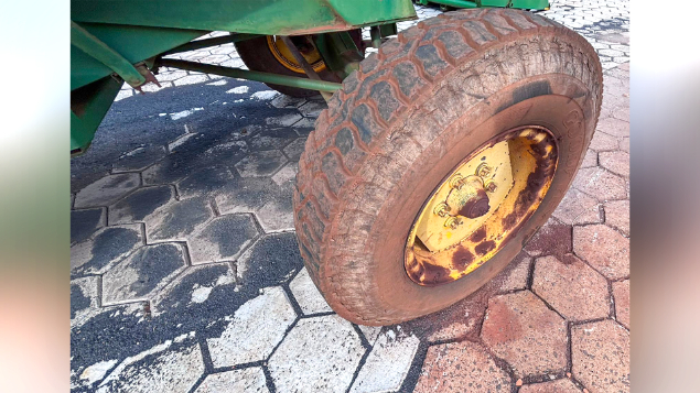 LOTE 15 - COLHEITADEIRA 7200 E PLATAFORMA 16 PÉS SLC ANO 1992/1995