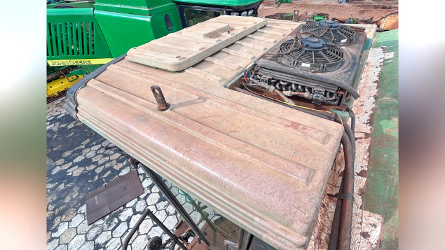 LOTE 15 - COLHEITADEIRA 7200 E PLATAFORMA 16 PÉS SLC ANO 1992/1995