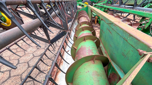 LOTE 15 - COLHEITADEIRA 7200 E PLATAFORMA 16 PÉS SLC ANO 1992/1995