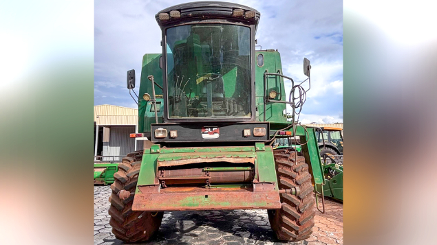 LOTE 15 - COLHEITADEIRA 7200 E PLATAFORMA 16 PÉS SLC ANO 1992/1995