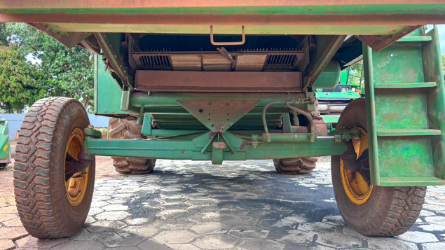 LOTE 15 - COLHEITADEIRA 7200 E PLATAFORMA 16 PÉS SLC ANO 1992/1995