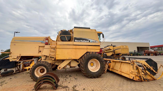 LOTE 17 - COLHEITADEIRA TC59 E PLATAFORMA 19 PÉS NEW HOLLAND