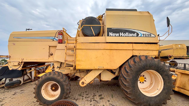 LOTE 17 - COLHEITADEIRA TC59 E PLATAFORMA 19 PÉS NEW HOLLAND
