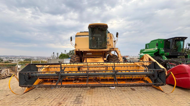 LOTE 17 - COLHEITADEIRA TC59 E PLATAFORMA 19 PÉS NEW HOLLAND