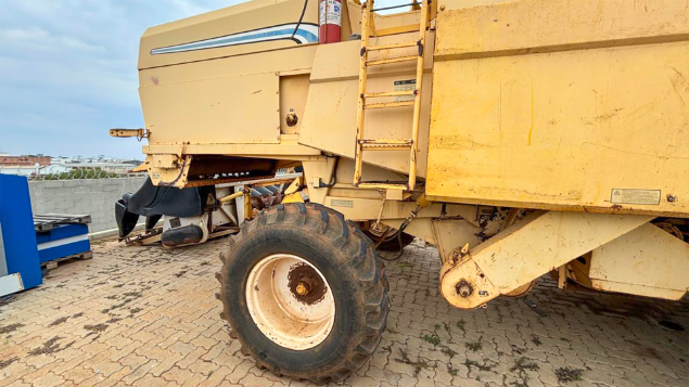 LOTE 17 - COLHEITADEIRA TC59 E PLATAFORMA 19 PÉS NEW HOLLAND