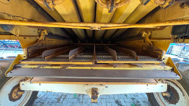 LOTE 17 - COLHEITADEIRA TC59 E PLATAFORMA 19 PÉS NEW HOLLAND