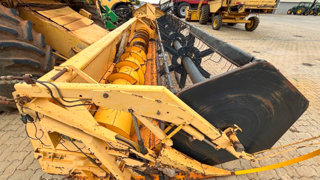 LOTE 17 - COLHEITADEIRA TC59 E PLATAFORMA 19 PÉS NEW HOLLAND