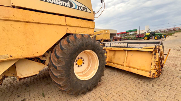 LOTE 17 - COLHEITADEIRA TC59 E PLATAFORMA 19 PÉS NEW HOLLAND