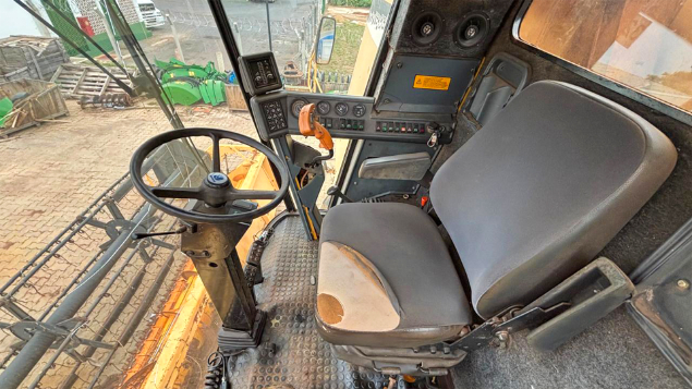 LOTE 17 - COLHEITADEIRA TC59 E PLATAFORMA 19 PÉS NEW HOLLAND