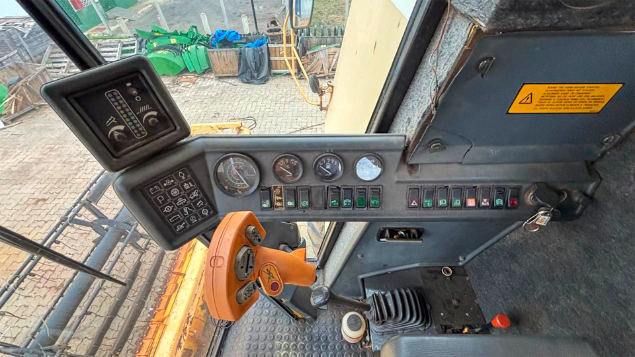 LOTE 17 - COLHEITADEIRA TC59 E PLATAFORMA 19 PÉS NEW HOLLAND