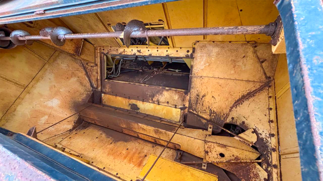 LOTE 17 - COLHEITADEIRA TC59 E PLATAFORMA 19 PÉS NEW HOLLAND