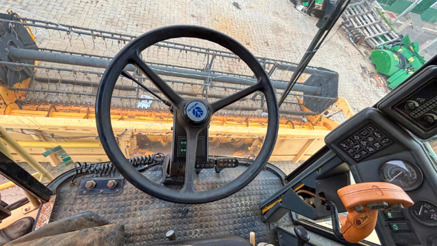 LOTE 17 - COLHEITADEIRA TC59 E PLATAFORMA 19 PÉS NEW HOLLAND