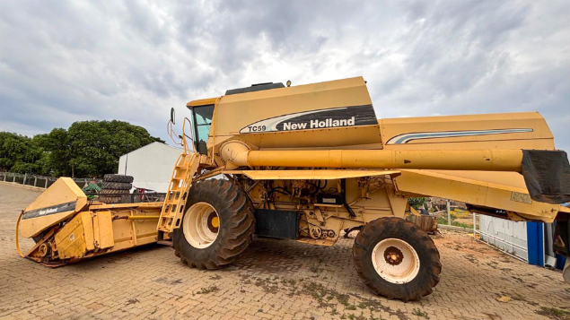 LOTE 17 - COLHEITADEIRA TC59 E PLATAFORMA 19 PÉS NEW HOLLAND