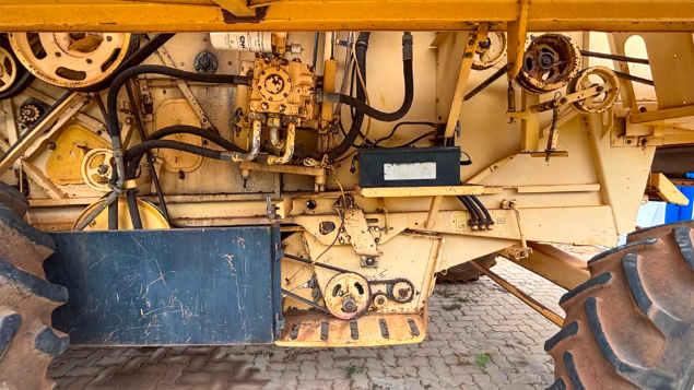 LOTE 17 - COLHEITADEIRA TC59 E PLATAFORMA 19 PÉS NEW HOLLAND