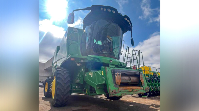 LOTE 18 - COLHEITADEIRA S550 E PLATAFORMA 30 PÉS JOHN DEERE ANO 2015
