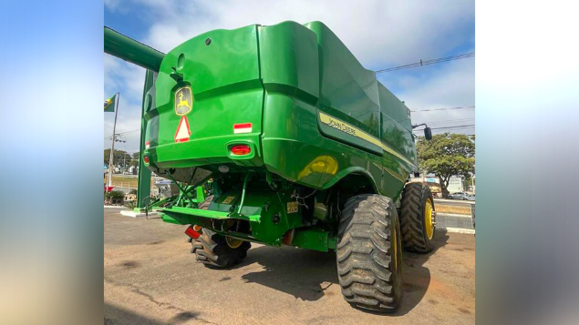 LOTE 18 - COLHEITADEIRA S550 E PLATAFORMA 30 PÉS JOHN DEERE ANO 2015