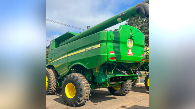 LOTE 18 - COLHEITADEIRA S550 E PLATAFORMA 30 PÉS JOHN DEERE ANO 2015
