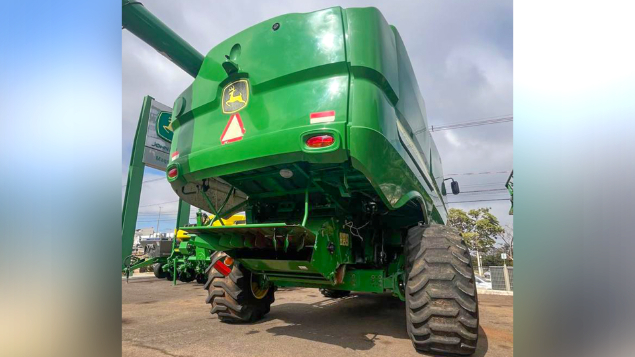 LOTE 18 - COLHEITADEIRA S550 E PLATAFORMA 30 PÉS JOHN DEERE ANO 2015