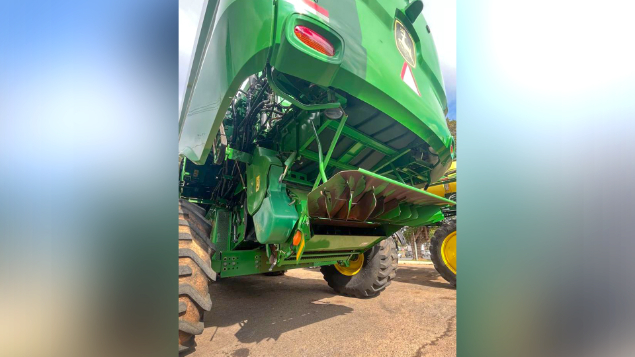 LOTE 18 - COLHEITADEIRA S550 E PLATAFORMA 30 PÉS JOHN DEERE ANO 2015