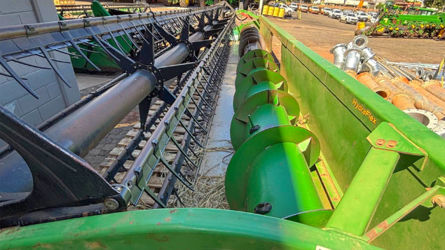 LOTE 18 - COLHEITADEIRA S550 E PLATAFORMA 30 PÉS JOHN DEERE ANO 2015