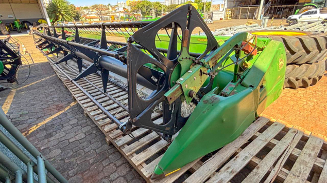 LOTE 18 - COLHEITADEIRA S550 E PLATAFORMA 30 PÉS JOHN DEERE ANO 2015