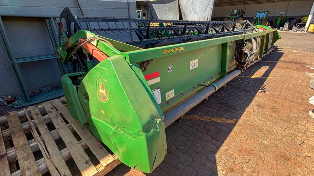 LOTE 18 - COLHEITADEIRA S550 E PLATAFORMA 30 PÉS JOHN DEERE ANO 2015