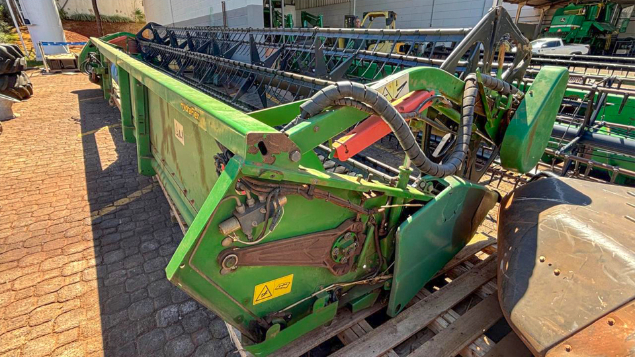 LOTE 18 - COLHEITADEIRA S550 E PLATAFORMA 30 PÉS JOHN DEERE ANO 2015