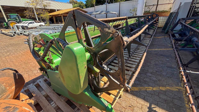 LOTE 18 - COLHEITADEIRA S550 E PLATAFORMA 30 PÉS JOHN DEERE ANO 2015