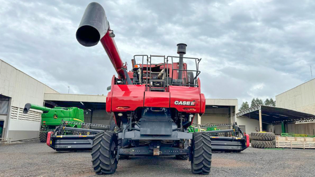 LOTE 19 - COLHEITADEIRA 8120 E PLATAFORMA 2162 CASE ANO 2012/2013