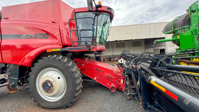 LOTE 19 - COLHEITADEIRA 8120 E PLATAFORMA 2162 CASE ANO 2012/2013