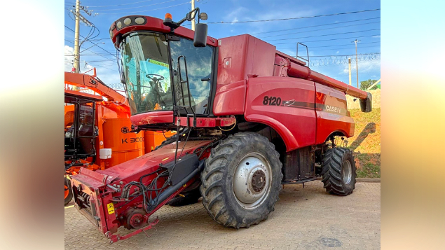 LOTE 20 - COLHEITADEIRA 8120 E PLATAFORMA 3162 CASE ANO 2011/2017