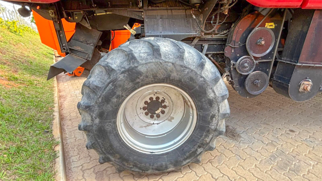 LOTE 20 - COLHEITADEIRA 8120 E PLATAFORMA 3162 CASE ANO 2011/2017