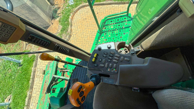 LOTE 21 - COLHEITADEIRA 9650 E PLATAFORMA 630 JOHN DEERE ANO 2008