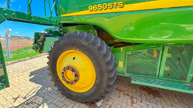 LOTE 21 - COLHEITADEIRA 9650 E PLATAFORMA 630 JOHN DEERE ANO 2008