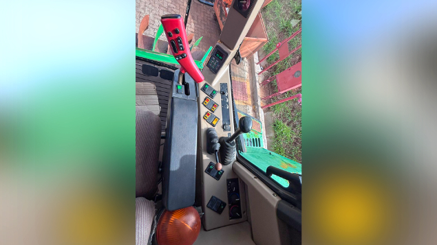 LOTE 22 - COLHEITADEIRA 1550 E PLATAFORMA 622 JOHN DEERE ANO 2004