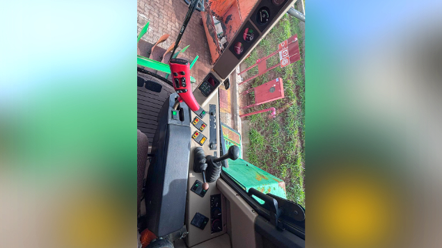 LOTE 22 - COLHEITADEIRA 1550 E PLATAFORMA 622 JOHN DEERE ANO 2004