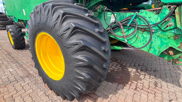 LOTE 22 - COLHEITADEIRA 1550 E PLATAFORMA 622 JOHN DEERE ANO 2004