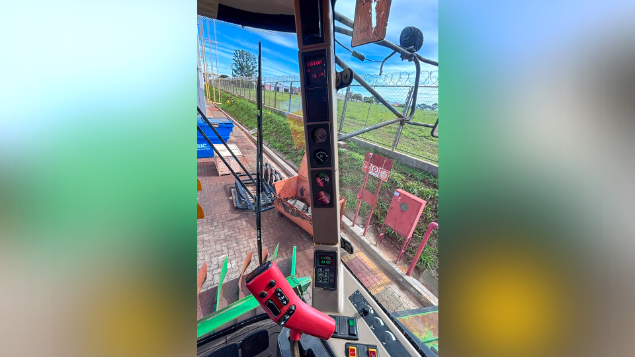 LOTE 22 - COLHEITADEIRA 1550 E PLATAFORMA 622 JOHN DEERE ANO 2004