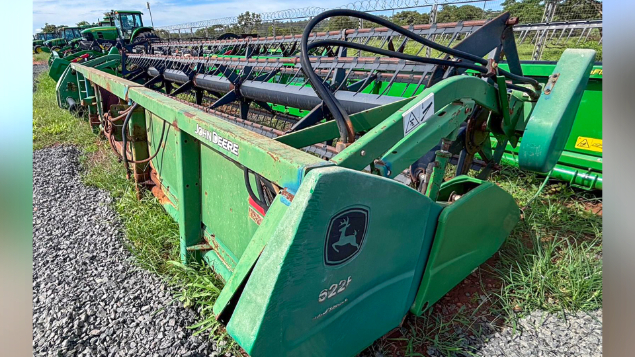 LOTE 22 - COLHEITADEIRA 1550 E PLATAFORMA 622 JOHN DEERE ANO 2004