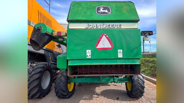 LOTE 22 - COLHEITADEIRA 1550 E PLATAFORMA 622 JOHN DEERE ANO 2004