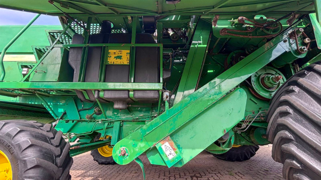LOTE 22 - COLHEITADEIRA 1550 E PLATAFORMA 622 JOHN DEERE ANO 2004